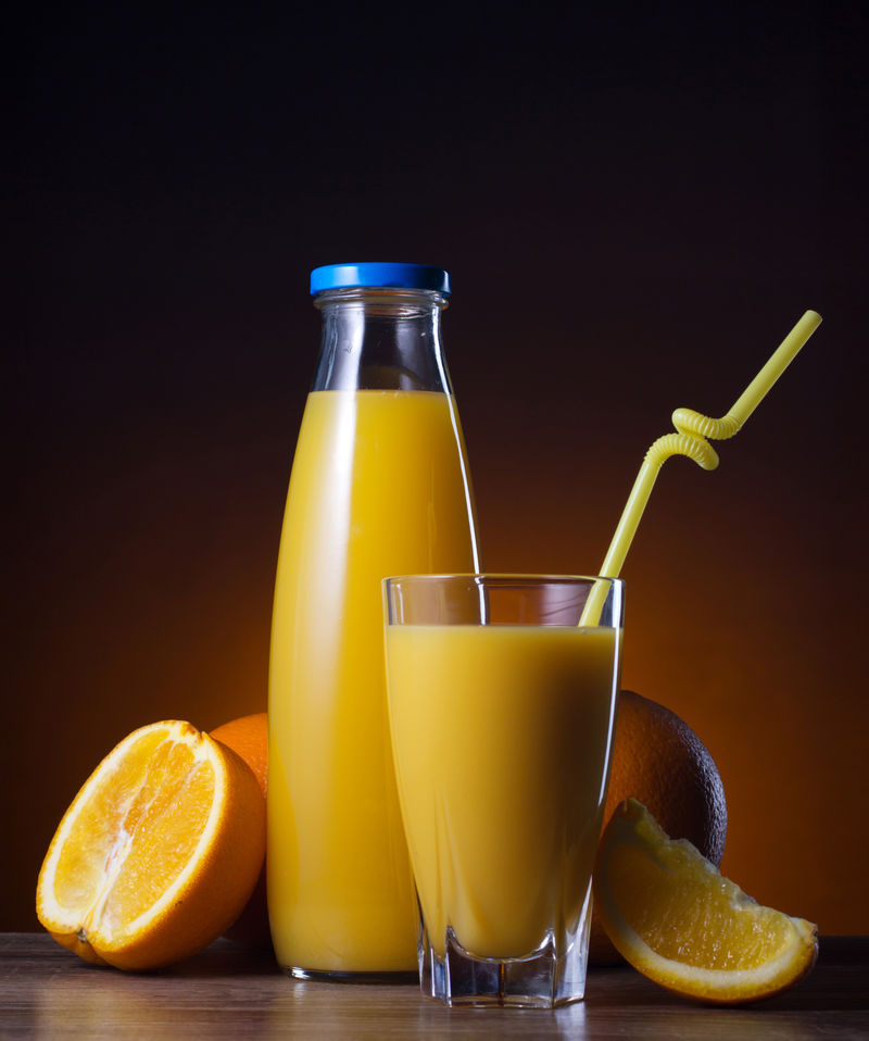 新鲜橙汁和水果
