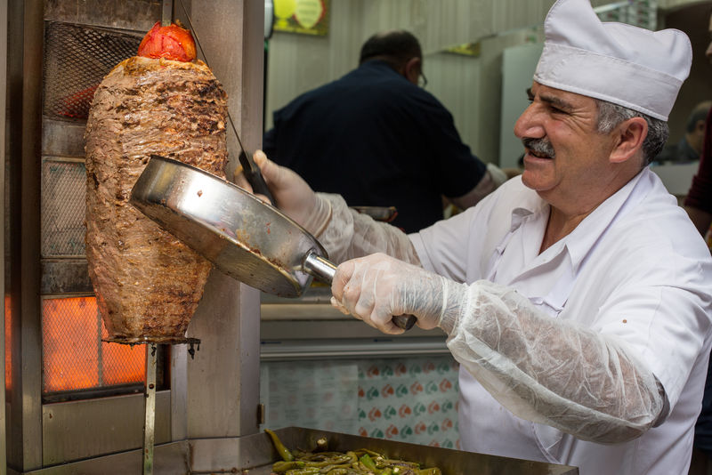 土耳其伊布尔-2014年10月24日：伊布尔埃米努区附近的客户提供不明厨师切片Doner Kebap