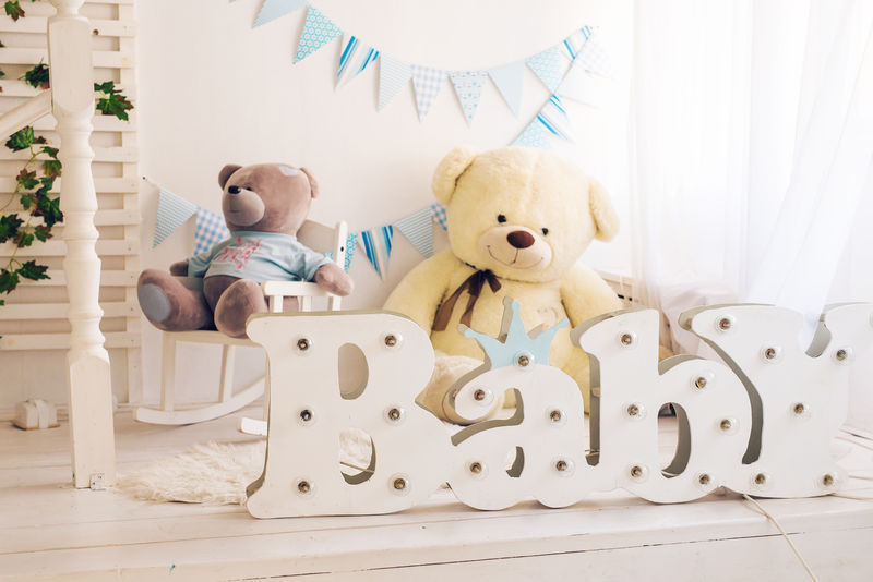 白色卧室设计有蓝色装饰泰迪熊非常适合男孩和女孩