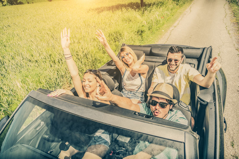 在汽车旅行中玩得开心的朋友