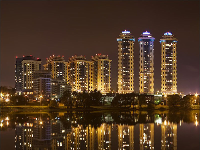 带有夜间照明的住宅区的高层住宅-昂贵的住房