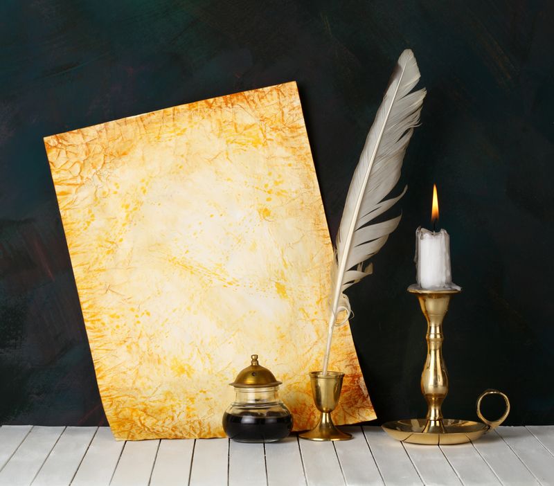 有蜡烛和羽毛笔的旧纸