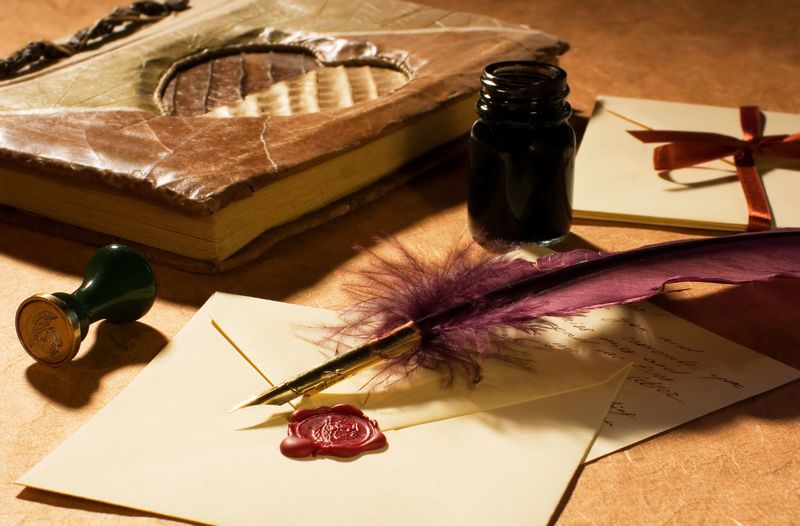 用鹅毛笔写情书-墨水瓶和乡村纸上的邮票-情人卡