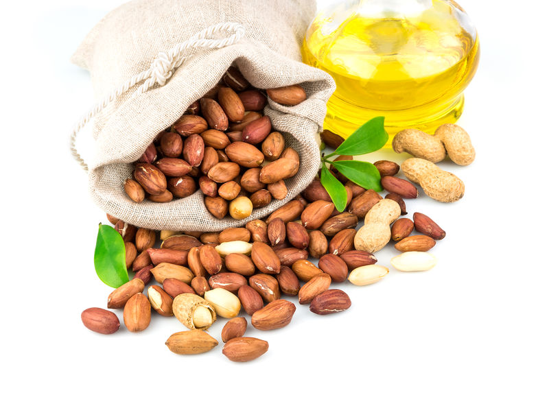 装花生的袋子和装叶子的玻璃瓶油