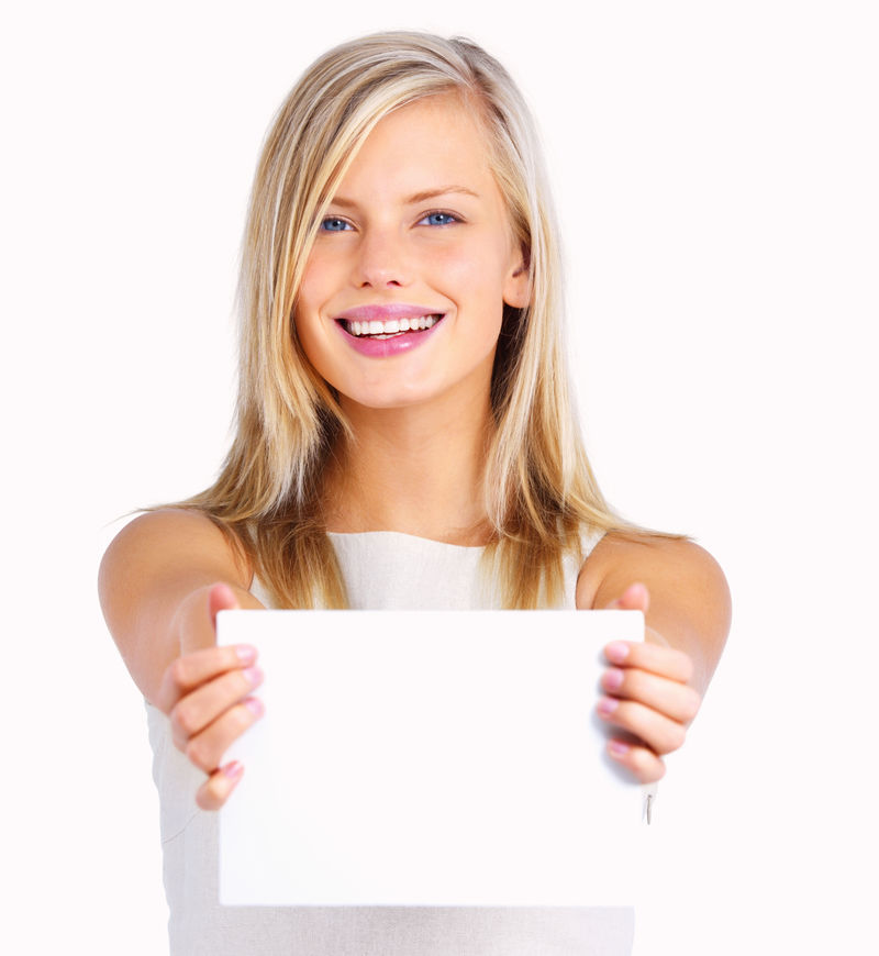 一个年轻女孩举着一个广告牌的特写镜头被隔离在白坝上