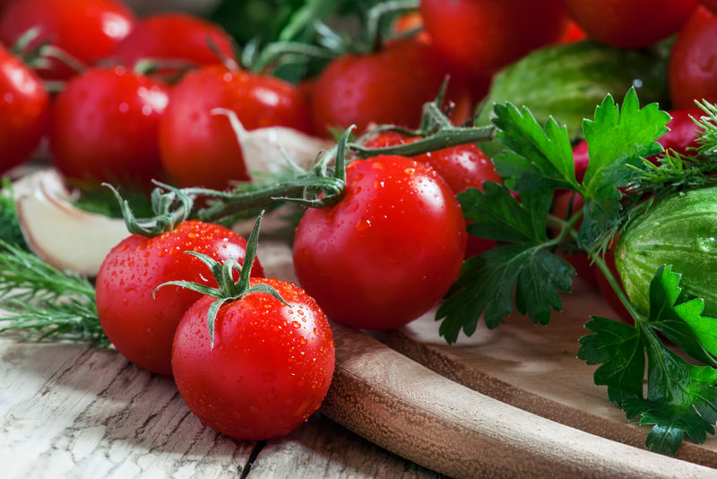 新鲜的蔬菜放在一块木板上静物在