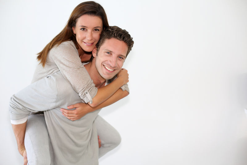 帅哥背着车给女朋友