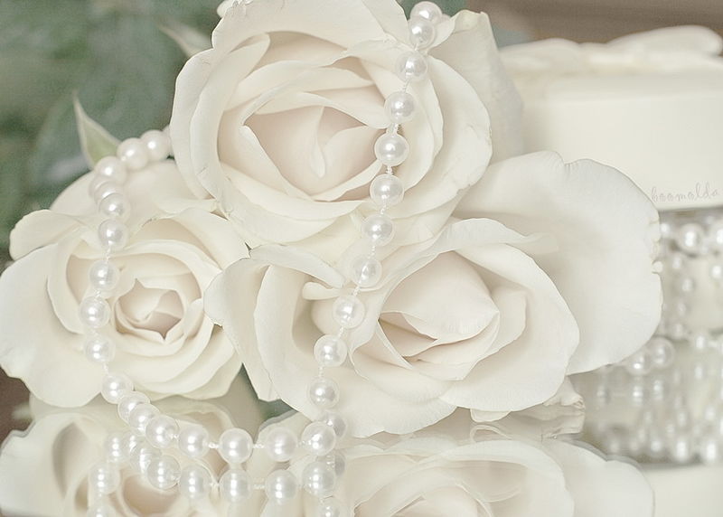 婚礼装饰礼品装饰精美的鲜花白玫瑰鸽子和丝带