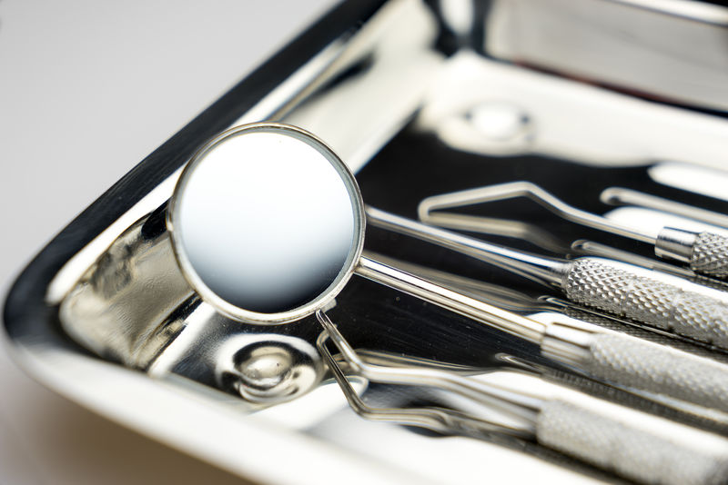 托盘上的一套金属牙医医疗设备工具