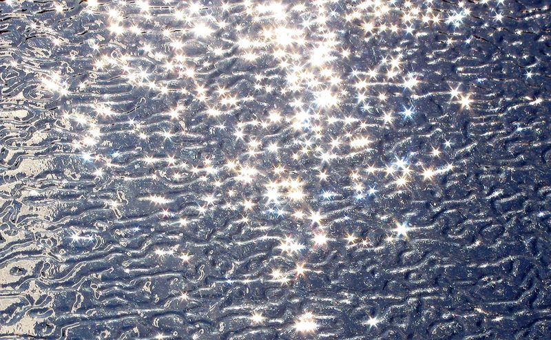 阳光在湖水中闪烁反射