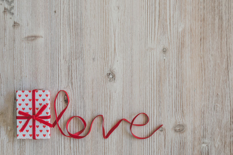 情人节礼品盒红丝带和红心