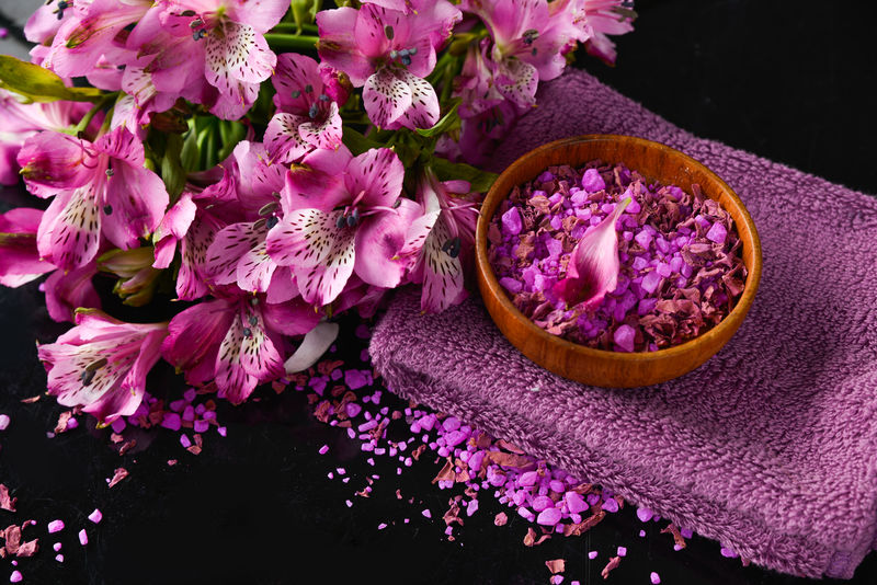 用盐蜡烛和毛巾花瓣进行SPA和健康设置