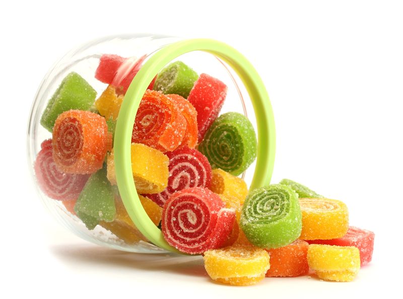 彩色果冻糖-装在玻璃罐中-白色隔离