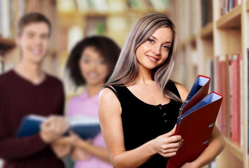 穿着橙色连帽衫的年轻女学生