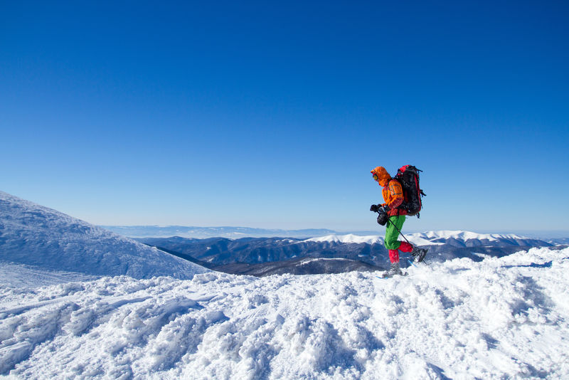 冬天穿雪鞋徒步旅行