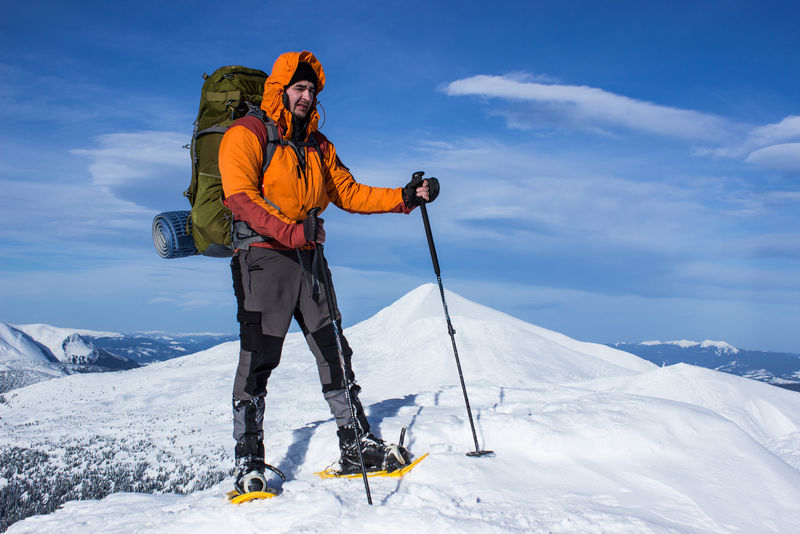 冬天在山上徒步旅行