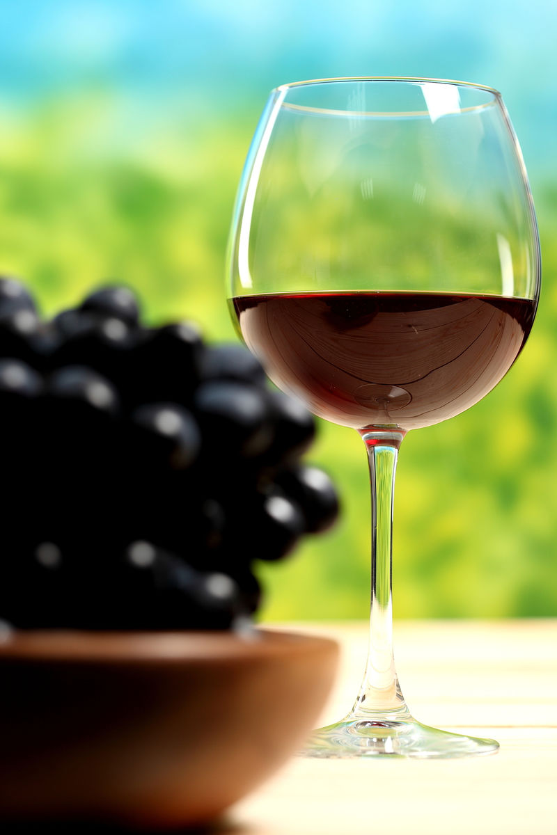 酒瓶酒杯和葡萄的静物生活