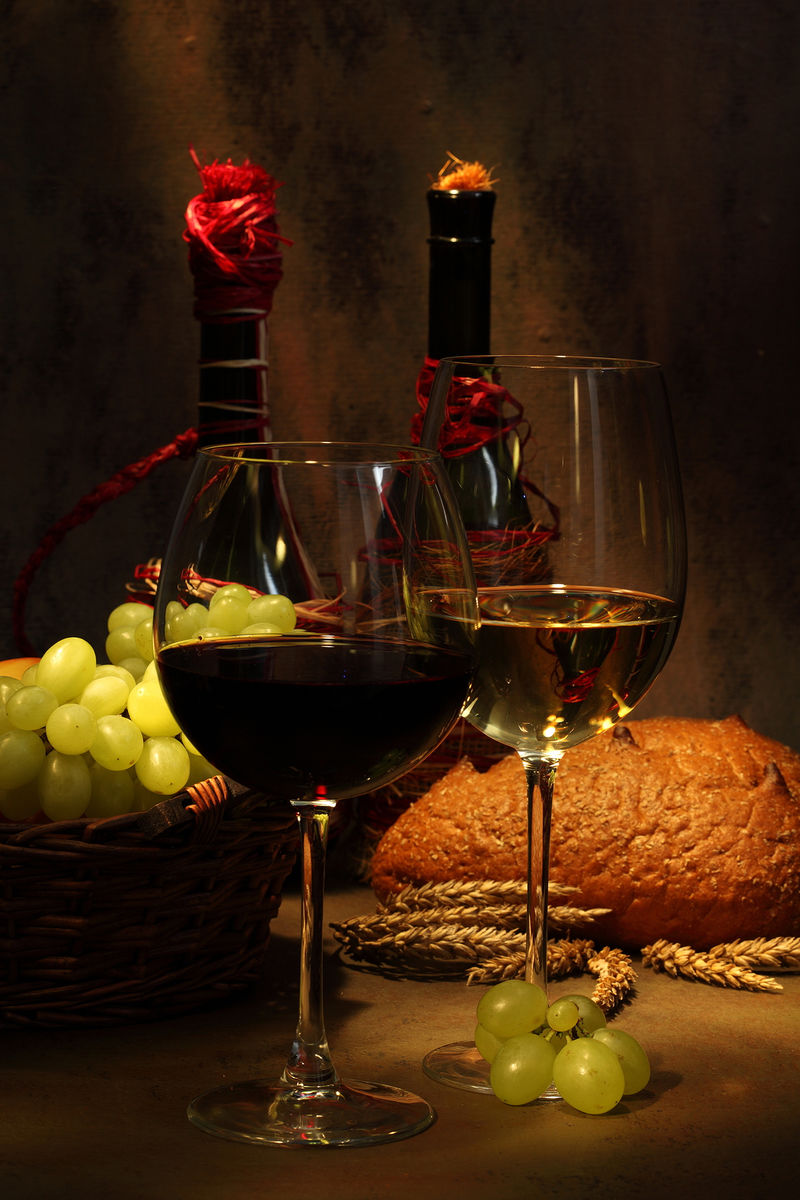 黑桌子上的奶酪和葡萄酒-美丽的背景