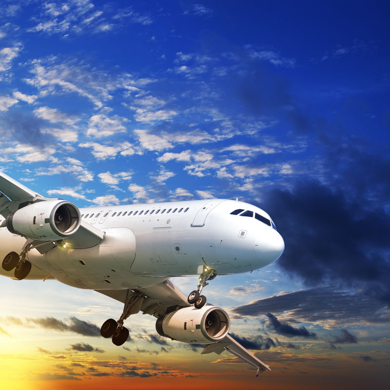 日落时天空中的喷气式飞机-广场组成