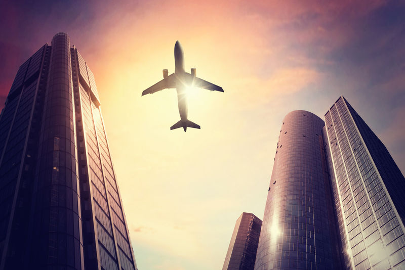 飞越大城市的飞机