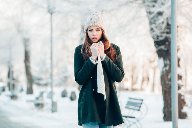 美丽的冬日雪景中年轻女子的肖像