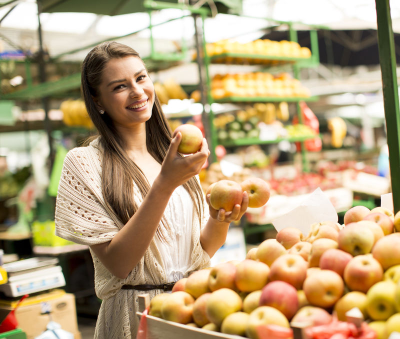 市场上的年轻女子