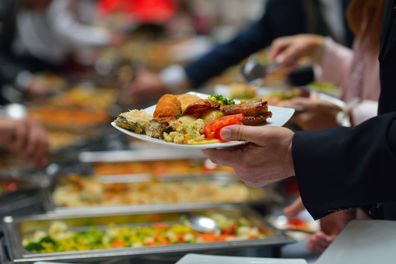 人们在豪华餐厅内提供自助式自助餐-肉类水果和蔬菜丰富多彩