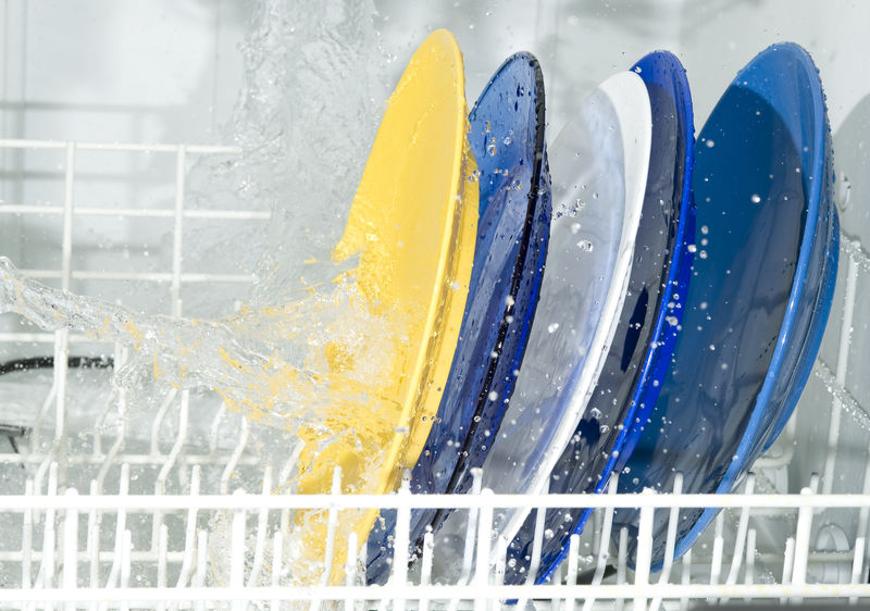 洗碗机和盘子-飞溅的水