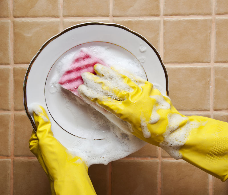 洗盘子的人的特写镜头