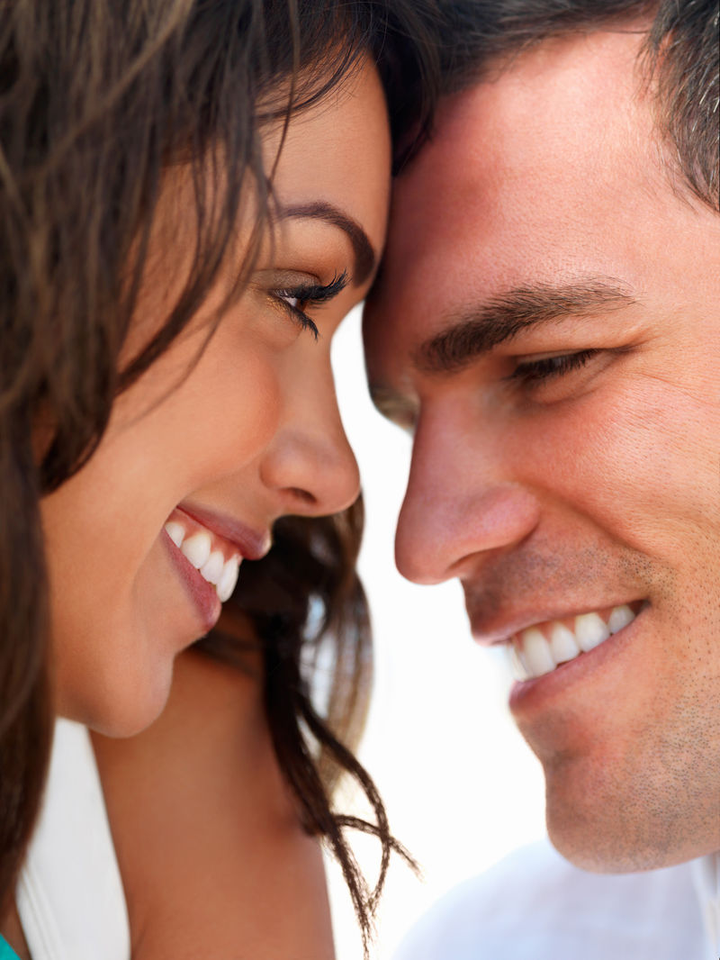 灰色背景下孤立的迷人情侣的特写镜头