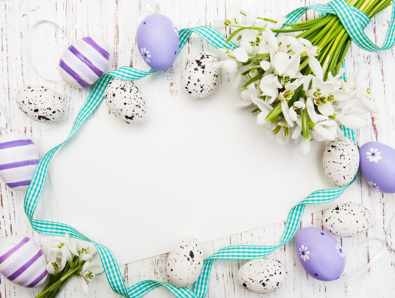 复活节背景雪花彩蛋和彩带