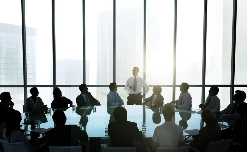 领导在会议桌上与业务团队交谈