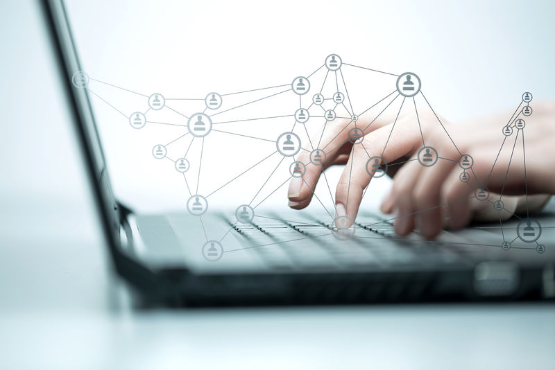 在技术背景下从事计算机工作的女商人