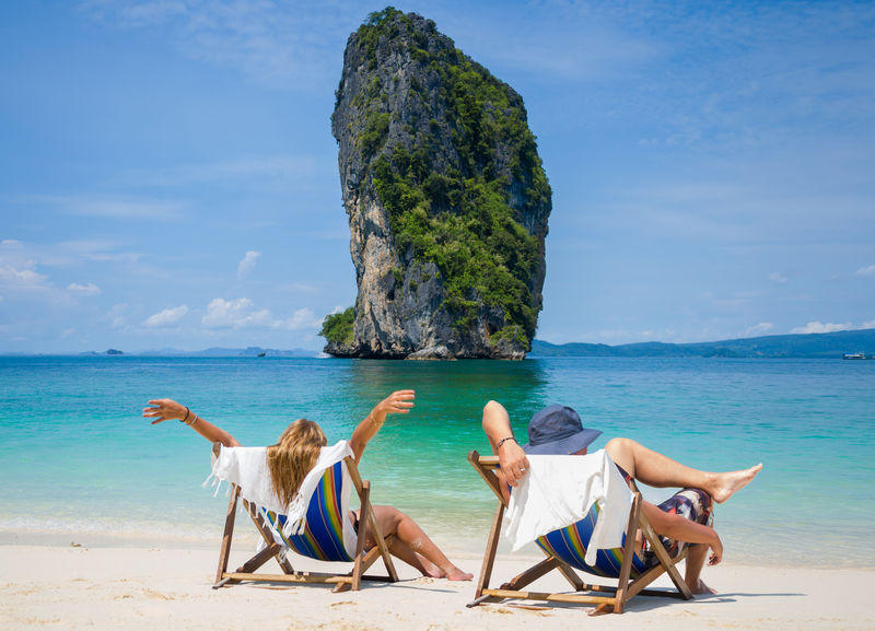 泰国海滩上的几个游客