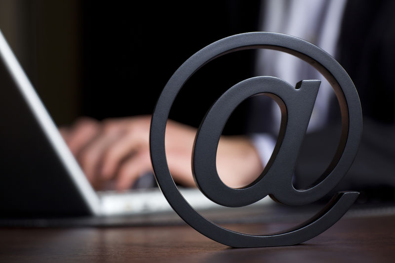 在笔记本电脑上与商务人士一起的符号处