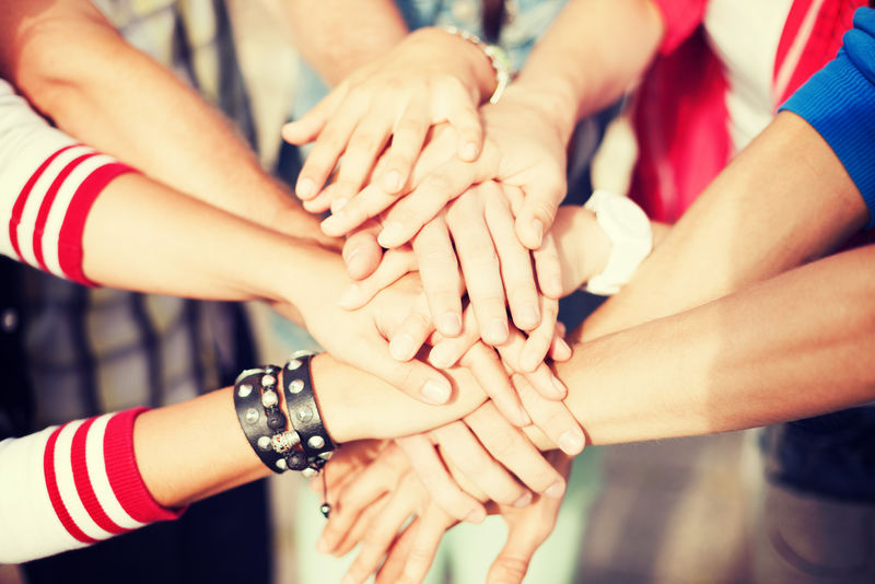 团队合作的理念:手的特写:业务团队表现出团结一致的双手放在一起