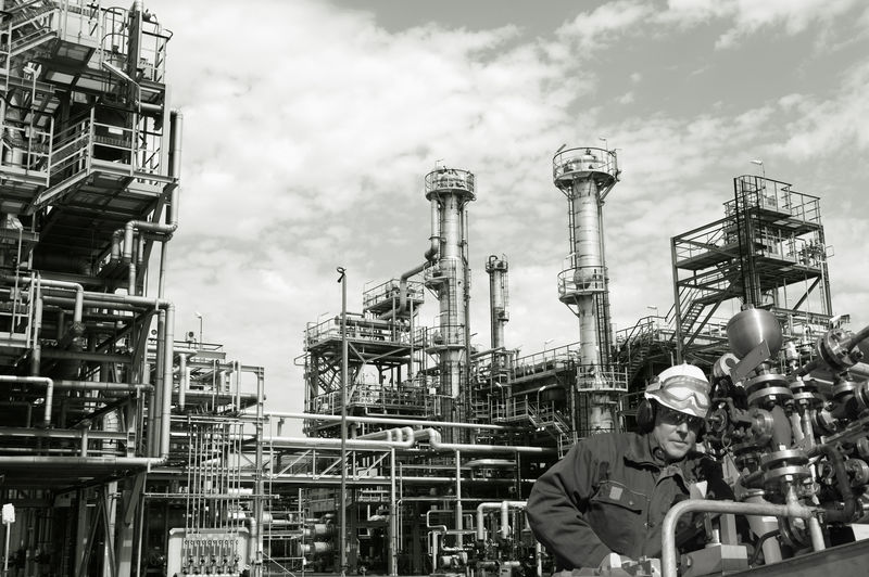 石油工人-工程师-管道机械-大型炼油厂背景-双调概念