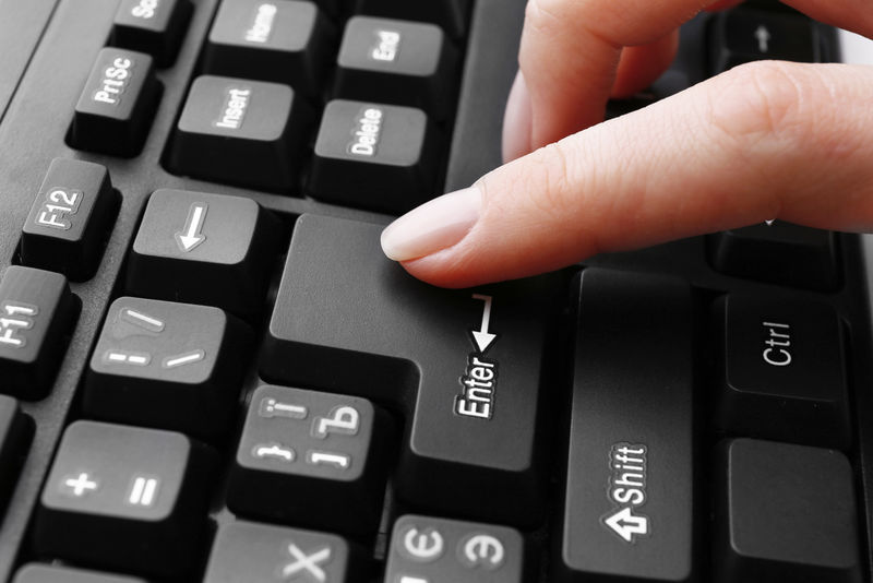 女性用手在键盘上打字-宏视图