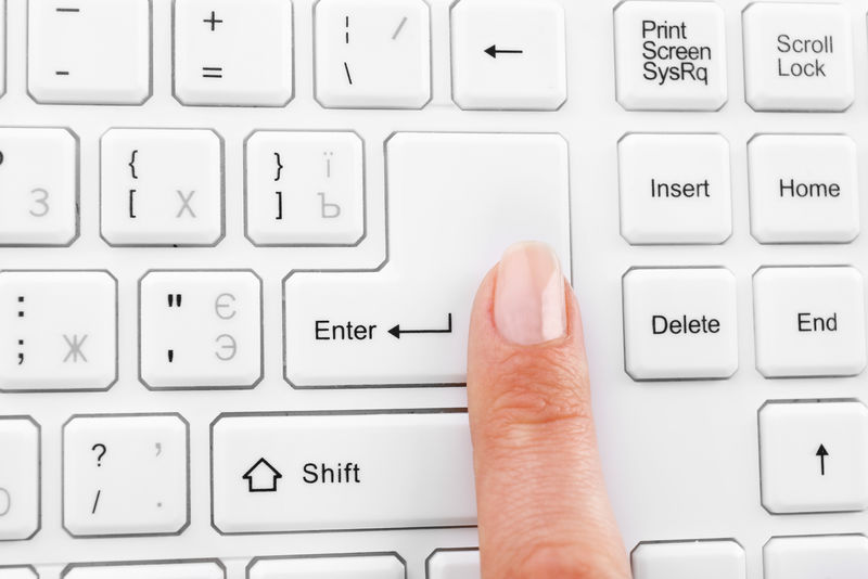 女性手指在键盘上打字-宏视图