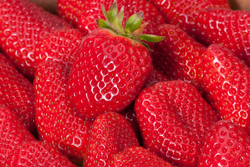 一盒新鲜成熟的草莓