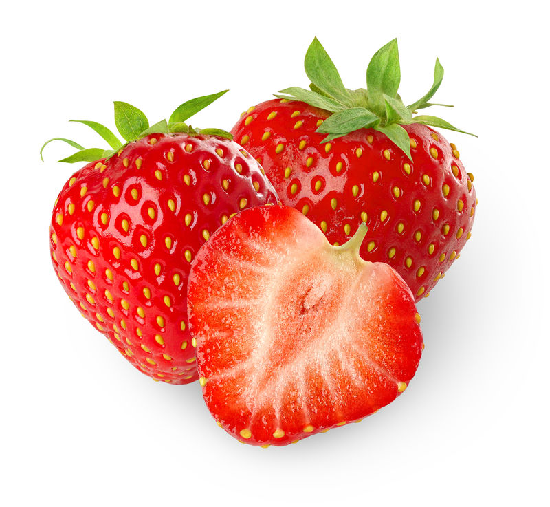 孤立的草莓-三个水果-一个在白色背景上切成两半
