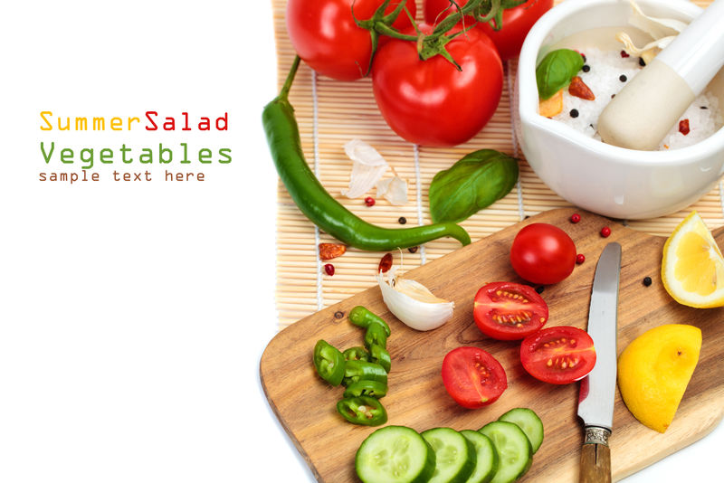 切菜板上的新鲜蔬菜