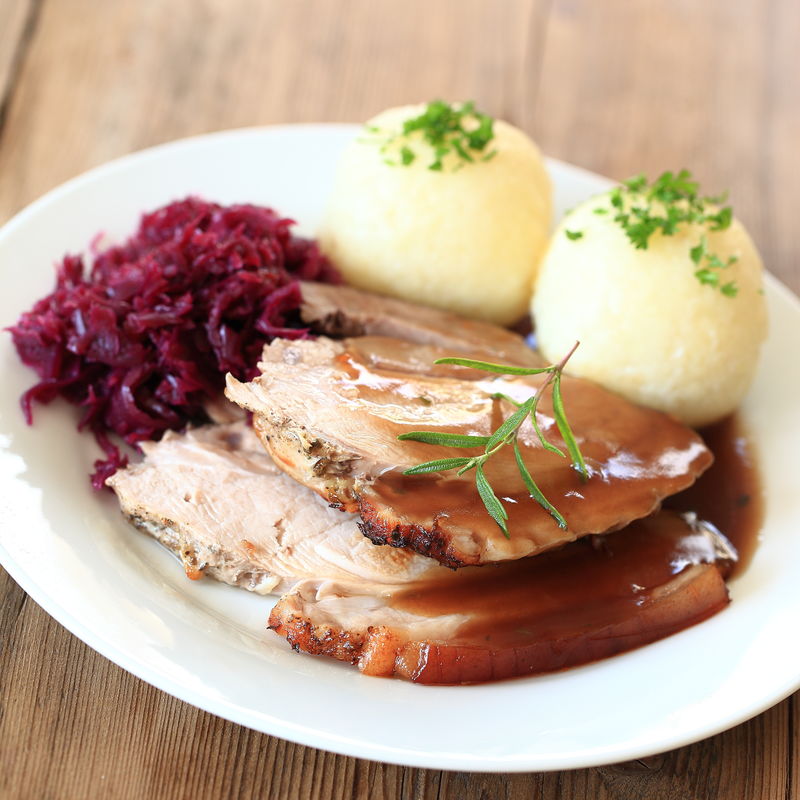 schweinekrustenbraten饺子和红色卷心菜