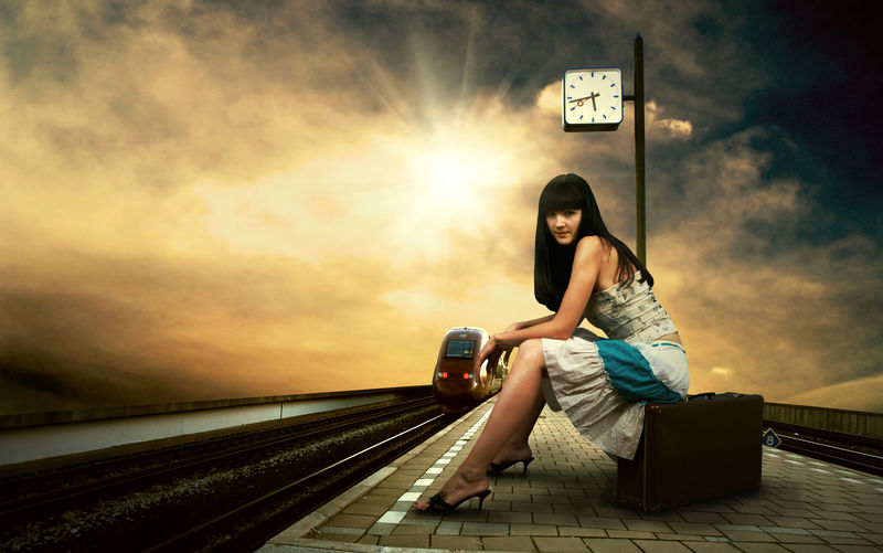 火车站站台候车女孩