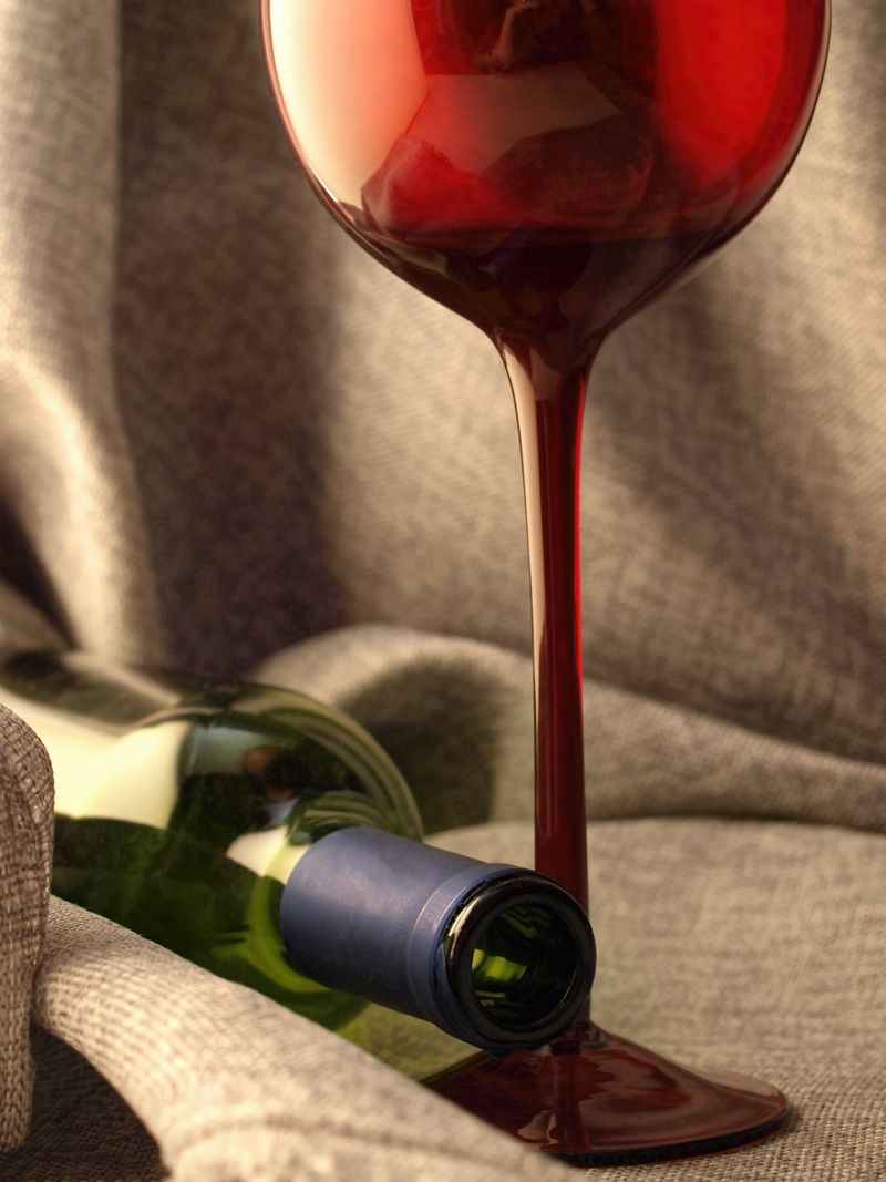 概念抽象的葡萄酒玻璃器皿背景设计-软焦点