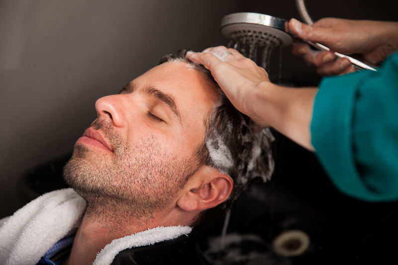 在沙龙里洗头发