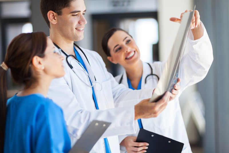 一起工作的医疗工作者小组