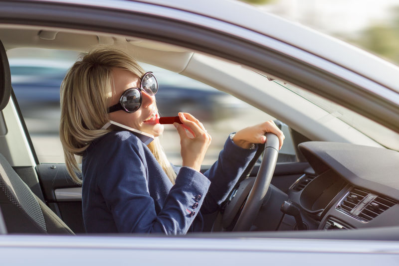 漂亮的中年婦女開車去上班