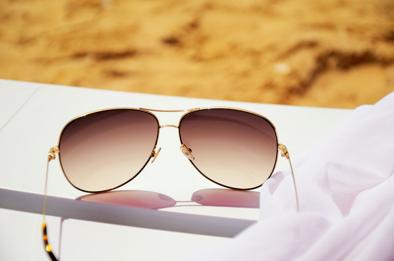 躺椅上的太阳镜和水平沙地