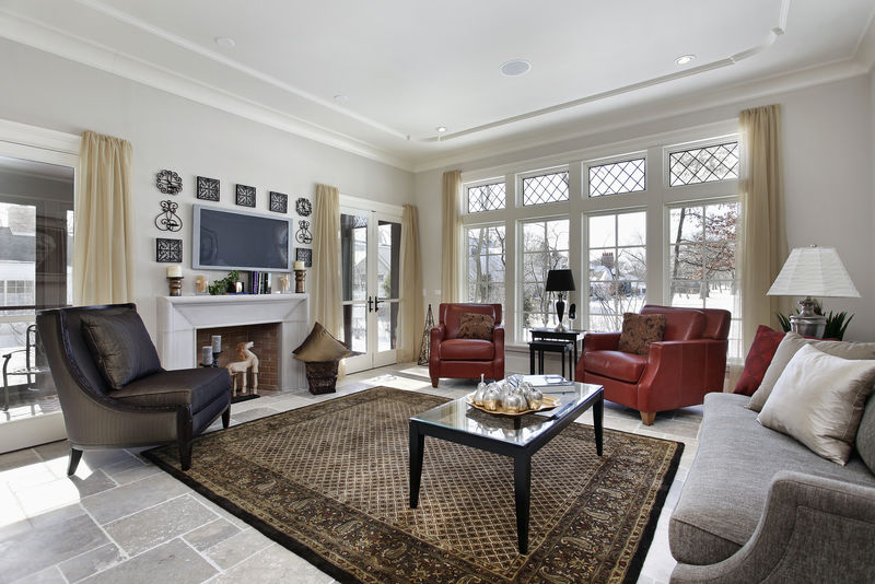 带壁炉的家庭房间